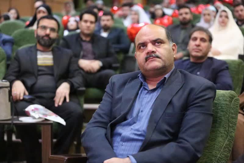 تقدیر از حمیدرضا عزتی مدیرکل ورزش و جوانان توسط امام جمعه در جشن ازدواج دانشجویی در کرمانشاه