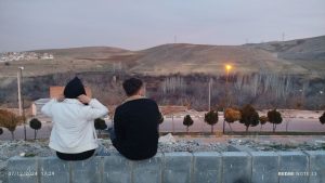 پارک؛ رها شده در سراب، سرایی قلیان، و سیگار و... محل زورگیری از ماشین‌های عبوری