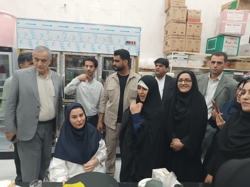 بازدید زهرا بهروز‌آذر، معاون رییس جمهور از کارگاه شیرینی‌پزی کارآفرین برتر گیلانغربی