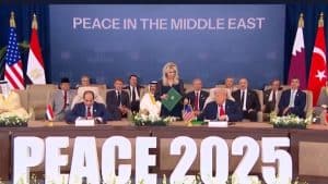 دونالد ترامپ توافقنامه موسوم به صلح غزه توسط : vaghte cinema تاریخ انتشار : ۱۴۰۴/۰۷/۱۰ ۱۸:۴۸ 0 دیدگاه پروژه «یارمحمدخان کرمانشاهی» به نویسندگی استاد محمود رضاخانی و به کارگردانی و تهیهکنندگی محمدمهدی شریفی همزمان با سالروز جانفشانی این سردار مشروطه در ۱۳ مهر۱۲۹۱، آغاز میشود. به گزارش رسیده، با پایان نگارش فیلمنامه «یارمحمدخان کرمانشاهی» به نویسندگی استاد محمود رضاخانی، پیشتولید این پروژه به کارگردانی و تهیهکنندگی محمدمهدی شریفی و با مجری طرحی پروانه زبانفهم آغاز میشود. این اتفاق همزمان با سالروز جانفشانی این سردار مشروطه در ۱۳ مهر ۱۲۹۱ رخ میدهد. پروژه با حضور تیم حرفهای تولید خواهد شد و هدف آن بازآفرینی یکی از مقاطع مهم تاریخ معاصر ایران است. یارمحمدخان کرمانشاهی، از چهرههای برجسته قیام مشروطه در غرب کشور، با وجود در اختیار داشتن نیروهای اندک، علیه اشغالگران کشور و شهر کرمانشاه مبارزه کرد. او نمادی از شهامت، پاکدلی و پایبندی به حکومت ملی و آزادیخواهی در تاریخ معاصر ایران به شمار میرود.