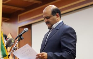 رئیس انجمن حرفهایروزنامهنگاران: حمیدرضا عزتی دست مافیا را در ورزش قطع کرده گفتوگو اعظم چقازردی در پایگاه تحلیلی- خبری درسانیوز؛ مدیرحوزه ورزش؛ ورزشی یا غیر ورزشی، باید توانمند باشد و مدیران حوزه ورزش، باید ورزشی باشند؟ اما مدیریت ورزشی (Sport Management) اداره کارا و اثربخش ادارات و سازمانهای ورزش و تربیتبدنی با استفاده بهینه از منابع مالی و انسانی است. از تعریف عمومی که برای مدیریت وجود دارد، فاصله زیادی نداشته و در واقع بخش تخصصی ورزشی به دنبال این تعریف میآید. سازماندهی، برنامهریزی، کنترل و رهبری در ورزش و تربیتبدنی تعریفی است که برای مدیریت ورزشی میشناسیم. اما در بحث و موضوع عملکرد مدیران ورزشی یا غیرورزشی در چند ساله اخیر در میزگردی باحضور سوسن امیریپریان نایبرئیس انجمن، طیبه دولتآبادی دبیر انجمن، لیلا امیری خزانهدار، سپیده قهرمانیفرد، آزیتا ابراهیمی، سمانه امیری، مسعود رنجبر و مهدی دبیریان اعضای هیأت رئیسه و بازرسان این انجمن و محسن عباسیفرد رئیس صنفیوحرفهای روزنامهنگاران استان کرمانشاه و تعدادی از کارشناسان در دفتر این انجمن تشکبل شد که مورد بررسی قرار گرفته است. یکی از مسائلی که روی آن اختلاف نظرهای جدی وجود دارد این است که در حوزه ورزش ما صرفاً مدیر ورزشی داشته باشیم یعنی به معنای این که مدیریت یک فردی باشد که قبلاً درحوزه ورزش کار کرده باشد یا نه اگر یک مدیر کارآمد خوبی بود، اما ورزشی هم نبود میتواند در آن مسند حضور پیدا کند و کارش را انجام بدهد. سوال: آقای محسن عباسیفرد باکدام یک از طیفهای نظریه همنظر هستید؟ فکر میکنید باید مدیرانی که درحوزه ورزش میآیند و مدیر میشوند حتماً سابقه ورزشی داشته باشند یا نه اگر صرفاً مدیر خوبی هم بودند و سابقه ورزشی هم نداشتند خوب است که در آن جایگاه مدیریتی قرار بگیرند؟ محسن عباسیفرد: مقوله ورزش یک صنعت اقتصادی است، حجم گردش مالی که در این حوزه دارد کار میکند، از پتروشیمیها بالاتر است میدانید که پتروشیمیها با هزینههای کلانی دارند کار میکنند، در رتبههای جهانی اقتصاد هم ورزش رتبه دهم است یعنی از پتروشیمیها بالاتر است، از نفت بالاتر است، یعنی در این چرخه ما نمیتوانیم بیاییم خطکشی کنیم و بگوییم ورزشی باشد یا مدیر سیاسی، اقتصادی و فرهنگی باشد. شما در یک دانشگاه که میروید در دانشگاه شما فیزیک دارید، شیمی، ریاضی، نقاشی و هنر دارید، رئیس دانشگاه را نمیتوانید طوری انتخاب کنید که به همه اینها مسلط باشد، مدیری که شما برای آن دانشگاه انتخاب میکنید باید این توانمندی و قدرت را داشته باشد که ابزار و مدیران و اساتیدی را که در کار خودشان نخبه هستند جمع کند و برای همه اعضای دانشگاه یک خروجی مثبت انجام بدهد، یک زمان یک مدیر الکی اسمش فقط سیاسی است، نوچه سیاسی است با دو نفر ارتباط پیدا کرده، حزبی بوده. سوال: شما به کدام معتقد هستید؟ محسن عباسیفرد: اجازه بدهید عرضم را تمام کنم یک موقع است شما شخصیتی مثل آقای حمیدرضا عزتی را در این سطح میبرید به ورزش اضافه میکنید اینها راهگشا هستند، چون در این مدت 6 ماهه اخیر تحولی ایجاد کرده است که در 12 سال دوران چندین مدیران کل قبلی و اسبق این اداره تحول ایجاد کرده است. اما یک زمان از دو آدم معمولی گفتم میآورید آنجا هیچ چیز نیستند، ورزشی هم نیستند، من اعتقاد دارم هم ورزشی و هم غیر ورزشی نبود، ولی نمره قبولی خوبی آورد. سوال: پس میگویید اگر غیر ورزشی هم نبود اشکالی ندارد؟ محسن عباسیفرد: باید توانمند باشد. سوال: خانم سوسن امیریپریان نظرتان چیست؟ شما فکر میکنید باید صرفاً مدیری که درحوزه ورزش کار میکند سابقه ورزشی داشته باشد یا نه، اگر مدیر کارآمد و توانمندی بود میتواند آن عرصه مدیریتی را به خوبی مدیریت کند؟ سوسن امیریپریان: پدیدهها در دنیا در تعأمل هستند، هر پدیدهای یک اثر روی پدیده دیگر میتواند داشته باشد، ورزش خدمت بزرگی را در حوزه مدیریت انجام داده است، تولد کلمه منیج انگلیسی از ورزش است. یعنی همان مانژ، سوارکاری همان مانژ را میگذاشتند برای هدایت سوار و این به تدریج وارد علم مدیریت شد و آن منیج متولد شد. که ما الان داریم درمورد فارسی یا عربی آن که مدیریت باشد، صحبت میکنیم و یک بحث دیگر که در این حوزه مدیریت، ورزش خدمت کرده تئوری بهنام تئوری بازیهاست. وقتی این تئوری به صنعت آمد، آرایش کارخانهها و ماشینآلات برگرفته از این تئوری است و این هم خدمتی است که ورزش کرده است، اما این که بگوییم ورزشی و غیر ورزشی، ببینید ما که موحد هستیم چرا همش دنبال ثنویت و دوئیت هستیم، نیاییم بین دو طبقهای که میتوانند هر دو اثرگذار باشند در بحث ورزش اختلاف ایجاد کنیم، اگر عزیزی وجود داشته باشد که قهرمان باشد و آینده نگر باشد و تفکر راهبردی داشته باشد، بتواند نظارت و کنترل را در دستور کار خوب انجام بدهد، مهارتهای خاص ارتباطی را ایجاد کند، پاسخگو باشد، دارای تکنیکهای متقاعدسازی باشد، هوش هیجانی داشته باشد، خلاق و اثربخش باشد، این خیلی عالی است، اما ببینید شد چند پارامتر، قهرمانی یک پارامتر است آن هم نه فراگیر، در یک رشته قهرمان بله، وزنهبرداری برای مدیریت وزنهبرداری، کشتی برای مدیریت کشتی، فوتبال برای مدیریت فوتبال. سوال: این هم خودش میتواند خوب باشد، شاید فردی درحوزه فوتبال، درحوزه کشتی خیلی فرد توانمندی باشد، اما در مدیریت آن حوزه ورزشی شاید اصلاً خوب نباشد؟ طیبه دولتآبادی: ما داریم در دنیایی زندگی میکنیم، در انقلاب چهارم هستیم مباحثی که الان مطرح کردیم برای دوران اول است، در انقلاب چهارم آن قدر دانش پیشرفت کرده است که دیگر بحث اینها را بهنظر من خیلی باید به آن دقت خاصی داشته باشیم. بیاوریم در این بحث، من عذر میخواهم یک مثال بزنم الان مد شده بعضی از عزیزان هستند در فراکسیونهای ورزشی برای این که اسم در کنند و چند رای بیاورند و در حوزهاش برود کارهایی بکند میآید. این حرف را که الان هست میزند، من میروم حمایت میکنم این ورزشکاران چرا نباید بیایند مدیریت کنند، اینها بیایند مدیریت را در دست بگیرند، خوب این باعث میشود ما در جامعه مان تفرقه ایجاد کنیم. مباحثی که الان ما به آن پرداختیم بهنظر من دوئیت است و این دوئیت برای جامعهای که باید به سمت وحدت حرکت کند، حرفهای تکنیکی خوبی نیست. سوال: آقای محسن عباسیفرد با خانم سون امیریپریان همنظر هستید یا فکر میکنید الان شرایط موجود ورزش ماست که به هرحال طیفی هستند که دارند از این که مدیران ورزشی ما حتماً باید سابقه ورزشی داشته باشند دفاع میکنند، اما طیفی هستند که میگویند نه، صرفاً ورزشی بودن، اما اگر شما نتوانید باشگاه را خوب مدیریت کنید درحوزههای مختلف، خودتان هم مبتلا به بودید در موضوعهای مختلف، در صحبتها و مصاحبههای شما هم این بحثها پیش آمده است، نظر شما چیست؟ محسن عباسیفرد: خان سوسن امیریپریان تقریباً همان صحبتهایی که بنده کردم مفصلتر و تکنیکیتر بیان کردند. برای اینکه موضوع را کمی روشنتر و سادهتر کنم، مثال میزنم آقای آریگو ساچی تیم ملی ایتالیا را به فینال جام جهانی برد، ولی ایشان هیچ وقت فوتبالیست نبوده ایشان روزنامه فروش بوده است، یعنی اصلاً فوتبال بازی نکرده است، ولی یکی از بهترین مربیهای جهان ایشان است، یا مثلاً یکی از بهترین فوتبالیستهای جهان آقای میشل پلاتینی بوده، ولی در کار مربیگری اصلاً موفق نبوده است، در کشور ما آقای فرهاد کاظمی اصلاً فوتبالیست نبوده، ولی مربی خوبی بوده میخواهم بگویم نمیتوانیم بگوییم صرفاً اگر شما ورزشی باشید موفق هستید و باید بیایید در ورزش و غیر ورزشی نباید بیاید، چون ما در ایران امتحان پس دادیم، بعضیها ورزشی بودند آمدند موفق نبودند و بعضیها غیر ورزشی بودند آمدند موفق بودند. ما باید از عقلانیت استفاده کنیم، توانمندی افراد را در میدان بسنجیم مثلاً همین 6 ماهه اخیر در استان کرمانشاه در ورزش مشاهد فرمائید که واقعاً انقلابی شده که طی 12 ساله اخیر صورت نگرفته است. که من این کار آقای حمیدرضا عزتی را میپسندم. مثل این که ما میگوییم حتماً در هیأت مدیره ما باید پیشکسوت باشد، این که پیشکسوت ورزش آنجا باشد خوب است، ولی ما باید برویم دنبال پیشکسوتی که در آن رشتهای که ما در آن هیأت مدیره میخواهیم بیاوریم، ما در هیأت مدیره صرفاً خبرنگار نمیخواهیم، ما در هیأت مدیره روزنامهنگار و خبرنگار اقتصاددان و حقوقدان میخواهیم ما باید معجونی داشته باشیم. که بتواند آن چرخه را بچرخاند، امروزه با وجود آقای حمیدرضا عزتی، انجمن صنفی و حرفهای روزنامهنگاران تعأمل خوبی ایجاد کرده و میشود با همفکری، هماندیشی و مشارکت در آینده نزدیک، کارهای بزرگی انجام داد، شما مقوله اداره ورزش و جوانان استان کرمانشاه را در این 10 -15 سال اخیر مطالعه کنید، میبینید ما خیلی پس رفتیم، هرچند برخی هم معتقدند که مدیر باید خودش پول در بیاورد، خوب مدیرهایی که ما الان میگذاریم نمیتوانستند پول دربیاورند با پیشکسوتان نمیتوانستد پول در بیاورند؛ بنابراین آقای منوچهر حاتمی مدیر سابق اداره ورزش و جوانان زمانی که رفت از این اداره تمامی اعتبار و بوجه و حتی پول یکساله این اداره کل را در فروردین ماه به هیأت ورزشی اختصاص داد تا دست مدیر بعدی یعنی آقای حمیدرضا عزتی خالی گردد. ولی آقای حمیدرضا عزتی که آمد، وزنه اداره ورزش و جوانان بالا رفت، هرچند که 12 سال بود که کاری خاصی توسط مدیران قبلی انجام نگرفته بود و اداره کل ورزش و جوانان را به انزوا کشید بودند و رفتند. و البته بیشتر ویژهخواری در زمان برخی از آنان صورت گرفته تا روند پیشرفت و کار مثبت، همین استادیوم آزادی که امروزه شما مشاهد میکنید به چه روزی افتاده بود تا جایی که انگاری خاک مرده پاشیده بودند، از این طرف، آدمش آمد و زود اقدام کرد، و امروزه همین استادیوم را مورد ارزیابی قرار بدهید و ببینید در طی 6 ماهه اخیر با مدیریت خوب و درایت آقای حمیدرضا عزتی به کجا رسیده است و حتی چه شور و شعفی در ورزش به وجود آمد و چه تحولی ایجاد شده است. و انگیزه ورزشکاران نیز دوچندان شده است و از همه مهمتر یعنی یک همگرایی به وجود آورده تا هر شخص در رشته خودش و سرجایش قرار گیرد، البته همانطور که گفتم استثنا داریم. الان ممکن است ما یک اقتصاددان برجسته داشتیم که پیشکسوت ورزشی یک رشته ورزشی هم بوده، بله او ارجحیت دارد بیاید در هیأتهای ورزشی از وجودش استفاد نمایند، ولی ما باید از این زاویه نیز نگاه کنیم که ببینیم داشتههایمان چه بوده، چه میخواهیم و راهبردمان چیست و به کجا میخواهیم برسیم و ابزار چه میخواهیم؛ بنابراین من اعتقاد دارم که اصلاً نمیتوانیم بگوییم ورزشی باشد، موفق هستیم یا غیر ورزشی باشد، ما عقلانیت و آدمی که تخصص دارد و کار بلد است و تأثیرگذار است. سوال: بخواهیم دقیقتر بپرسیم مثلاً در برخی از نشریات استانی این انتقاد به آقای حمیدرضا عزتی وارد نمودند که بهعنوان یک مدیر ورزشی که به نحوه مدیریتاش انتقاد وارد کردند، شما این را چگونه ارزیابی میکنید؟ به هر حال اینها هم است؟ محسن عباسیفرد: باید ببینیم که کسی که انتقاد میکند درجه خودش چیست، هیچ وقت یک ستوان نمیآید به یک سرلشگر ایراد بگیرد. ما اینجاها اشکال میبینم ولی انصافاً که در بارها تکرار کردم و گفتهام و حالا نیز خواهم گفت که آقای حمیدرضا عزتی انسانی عدالتمحور، خداپرست و مدیری توانا و کار بلد، متخصصی که داری توانایی منحصربهفرد خودش است. هرچند که آقای حمیدرضا عزتی مدیری است پاکدست و کاربلد و شناخت خوبی هم از ورزش و کارکنان اداره کل دارد ولی به برخی از خبرنگار نماها و مطبوعات زرد نیز اهمیت نمیدهد و مثل مدیران اسبق آنان را تحویل نمیگیرد و آن آقایانی که منافعاشان چون به خطر افتاد است و مثل سابق با هیاهو ترش و ضعف مدیران قبلی تأمین نمیشود، تخریب میکنند. ما که بهتر میدانیم آنان که تفاوت نقد و تحلیل و سرمقاله با یادداشت را نمیدانند فقط با راههای غیر اخلاقی وارد این عرصه شدهاند و دارند مدیری توانا و موفق را تخریب میکنند و باید با این افراد برخوردی که در شأنشان هست، بشود. هرچند برخی از آنان کارمند هستند و در دستگاههای دولتی فعالیت دارند و بهعنوان خبرنگار ورزشی و غیر ورزشی با آبروی این صنف شرافتمند روزنامهنگاران و خبرنگاران واقعی را به تمسخر گرفته و در واقعه آبرو را بردهاند. اما واقعاً آقای حمیدرضا عزتی چون خودش انسانی درستکار و پاکدست است و شناخت دارد به اینها اشخاص بها نمیدهد. و آنان هم منافعشان به خطر افتاده و به بهانههای مختلف و کذب چیزهای برای خودشان خلاف واقعیت مینویسند و در این راستا نیز وظیفه انجمن صنفی و حرفهای روزنامهنگاران است که واقعیتها را شقافسازی نماید و انعکاس دهد. سوال: سرلشکر هم میتواند اشتباه کند؟ محسن عباسیفرد: بله میتواند، ولی ستوان نمیتواند ایراد بگیرد که عمومیت به آن بدهد. اگر شما آخرین تغیرات را میفرمایید، من آنجا را بگویم، اگر قبل را میخواهید که سابقهشان خیلی روشن است، چون من، همراه آقایان سیدعباس کشمیری، کوروش شاهرخی، نادر دارستانی، ابراهیم بیدوخت و اکبر فتاحی تنها کسانی در کرمانشاه هستم که در ضمینه ورزشینویسی تخصص داریم. اما شما یک نفر را مثال بزنید که در اندازه ما شناخت داشته باشد با بیشتر مدیران کل از زمان آقای عباس خزایی، داورزنی، مولاهویزه، محسن بیگلری، مهدی گردانی، عباس امانی، مجتبی جوهری، ارسلان حسینی، صابر رحیمی و منوچهر حاتمی تا به امروز در ورزش شناخت دارند و مطلب نوشتهاند و در ورزش اصلاً کار خبری مداوم نکردهاند و نتوانستهاند مثل ما، کار و فعالیت انجام بدهند، اگر اشخاصی که ادعا دارند، لطفاً سابقهشان را رو نمایند و بغض و کینه را نیز کنار بگذاریم، مدرک جلو بگذاریم و حرف بزنیم، اما تهمت فرق میکند، شما باید با مدرک صحبت کنید. یکی از مقولههایی که ما در مسائل اجتماعی ضربه میخوریم این است که اجازه میدهیم هرکسی بیاید هر حرفی را بزند، ببینید ما آمدیم که عملکرد مدیریت را در این میزگرد برسی نماییم، ولی با این رفتارها آمدیم تا مدیران کاربلد و کارکن و درست را معرفی نماید تا از آنان تجلیلی به عمل آید. الان همین آقای حمیدرضا عزتی برادر بزرگواری که یکی از افراد فرهیخته و کاربلد است 6 ماه است سکان اداره ورزش و جوانان را بدست گرفته است که آمده جمع کرده، ولی قبل از آن ما همهاش تنش داشتیم، هرچند اداره ورزش و جوانان در زمان مدیریت برخیشان 70 درصد افت کرده است. و در زمان همین آقای منوچهر حاتمی و آقای صابر رحیمی مدیران ضعیف که هیأتهای ورزشی عملکرد چندان مثبتی نداشند و بیشتر کار سیاسی میکردند تا نشاط و شادابی ایجاد نمایند و چندنفرشان در جامعه شناخته شدهاند و حتی در اداره کل با وجود اینکه سمت داشتند ولی غریبه بودند، بیشتر دنبال منافع شخصی بودند تا مدیریت، کار و توسعه در ورزش استان، ولی کار بجایی کشید که حال روز ورزش ما، واقعاً حال روز خوبی نداشت در واقعه روزگار خوبی سپری نکرد و خدا را شکر خیلی زود زمان مدیریتشان به اتمام رسید. و امروز در ورزش کرمانشاه شور و حال دیگری ایجاد شده و خود شما در سالنهای امام خمینی(ره)، شهید بهشتی و استادیوم آزادی و سایر اماکن ورزشی بروید تا با مشاهد عینی در این 6 ماهه اخیر این تغییرات را ببینید. و حتماً این تغییرات را احساس و لمس خواهید کرد و ببینید تفاوت مدیر کاربلدی که در این مدت 6 ماه اخیر توانسته، اندازه 12 سال چهار مدیرکل قبلی فعالیت نماید و انصافاً کار کرده است. به نظرتان این کافی نیست. سوال: خانم سپیده قهرمانیفرد شما چطور فکر میکنید؟ فکر میکنید این که اگر مثلاً، چون آقای محسن عباسیفرد مدیریت ورزش را مثال زدند، فکر میکنید اگر برخی از باشگاهها و برخی از رشتههای ورزشی ما الان خیلی وضعیت خوبی به لحاظ اقتصادی ندارند و دخل و خرجشان نمیخواند بهخاطر این است که مدیران خوبی نداشتند؟ مثلاً صرفاً به آن وجه ورزشی بودنشان و تخصصی بودنشان در آن حوزه توجه شده یا نه واقعاً باید جور دیگری کار میکردند؟ سپیده قهرمانیفرد: جامعه ما هنوز خیلی در این حوزه اقتصاد ورزش ورود پیدا نکردهاند. من عذر میخواهم یک جمله بگویم این بحثی که ما امروز به آن میپردازیم این بحث برای جامعه سیاستزده است، برای جامعه علمی نیست، در جامعه علمی ورزش حوزهای است تحت عنوان حوزه اقتصاد شادی، ببینید مردم ما یکبار در 8 آذر آمدند در خیابان شادی کردند تمام کشور، شما امکان ندارد یک پدیده دیگری بتواند چنین کاری را انجام بدهد. یکبار دیگر هم سال بعدی همان سال بود وقتی که تیم ما آمریکا را برد، باز مردم درسطح وسیع به خیابانها ریختند و شادی کردند. جامعه علمی ورزش را به نام دروازه اقتصاد شادی و طراوت و بهرهوری به آن نگاه میکند نه همین بحثهایی که آنجا مثلاً مدیرش چه باشد و مدیرش چطور باشد. و واقعاً امروز در اداره ورزش کرمانشاه نوید روزهای خوبی در آینده آن میبینم و آقای محسن عباسیفرد به بدرستی دارد از عملکرد آقای حمیدرضا عزتی دفاع مینماید و واقعیت میگوید. سوال: بالاخره برای اینکه بخواهیم یک اقتصاد خوب داشته باشیم یک مدیر خوب باید بالای سر آن صنعت داشته باشیم؟ آزیتا ابراهیمی: من هم موافق نظر خانم قهرمانیفرد هستم، هر وقت خواستند اقتصاد شادی را در جامعه رشد بدکند و شکل بگیرد، آن موقع ما به ورزش نگاه علمی خواهیم داشت. این که میفرمایید بله، عرض من هم هست و جامعه ما سیاستزده است، بخاطر این که ما داریم در جامعهای زندگی میکنیم که متأسفانه به معنای اصلی عدالت که واقع شدن هرچی سر جای خودش است اتفاق نیفتاده است. ببینید وقتی شما صحبت از مدیریت میکنید و میگویید اگر مدیر خوب بالا سر هر جایی باشد آنجا رشد میکند، ترقی میکند و رونق پیدا میکند. هرجا دیدیم که ما عقبماندگی و خرابی داریم و نتوانستیم رشد کنیم و رونق داشته باشیم در آن جا آن فردی که عرض میکنم سر جای خودش نبوده است، وقتی در مورد باشگاه صحبت میکنیم باشگاه یک واحد اقتصادی است جایی است که ما باید آنجا را اقتصادی اداره کنیم وقتی مدیری به راحتی میآید زیان ایجاد میکند، یعنی چه؟ جامعهای که سیاستزده باشد مدیران کاربلد سر جای خودشان نمینشینند و وقتی مدیر کار بلد نباشد همین میشود که الان داریم چه مدیرش ورزشی باشد و چه غیر ورزشی. سوال: آقای محسن عباسیفرد چقدر هم نظر هستید؟ محسن عباسیفرد: من یک مثال دیگر بزنم شما میخواهید در باشگاه مدیری باشد که درآمدزایی کند، باید ابزارش باشد، اما نیست. سوال: یعنی شما میگویید اگر باشگاهی وضعش خوب نیست ابزارش نیست و صرفاً نقش مدیر را کم میکنید؟ محسن عباسیفرد: چند جانبه است شما در دنیا جایی را پیدا کنید که یک باشگاه سه بالاسری داشته باشد، پیدا نمیکنید، الان خصوصیسازی یک بخش از باشگاههاست، وزارت ورزش یک بخش است و یک بخش هم نهادهای امنیتی هستند. حالا نهادهای امنیتی ورود به اقتصاد نمیکنند و این دو در برابر هم هستند، الان با آمدن آقای حمیدرضا عزتی بهعنوان مدیرکل اداره ورزش و جوانان استان کرمانشاه که منصوب شده انتظار داریم که در بخش خصوصسازی خیلی تعأمل ایجاد شود، چون کارش را بلد است و باسواد است و دخالت نمیکند. من مثالی بزنم در این 6 ماهه که آقای عزتی آمده است کارها دارند روند قانونی طی مینماید و دست مافیا را قطع کرده است و انصافاً کارهای خوبی انجام صورت گرفته، اما ببینید اگر خصوصیسازی بشود باشگاه خصوصیسازی بشود ما هم پیشکسوت خوب و مدیر داریم و هم بازیکن خوب داریم و مدیران دیگر داریم که ورزشی نیستند، ولی ورزش دوست هستند و کار را انجام میدهند، من فکر نمیکنم شما هیچ پروژهای پیدا کنید برای یک باشگاه پول بیاورد، خیلی جاها پول هست اما مدیریت نیست، بعد مسائل فرهنگی، مسائل ورزشی مسائل زمانبر است. بنده امروز بخواهم اپلیکیشن راه بیندازم و برای خودم کار کنم زمان میبرد، ولی تا من میآیم کارم را بکنم چنان میبندند، اصلاً نمیتوانم کارم را بکنم، به بدهی اضافه میکنم و میروم. ببینید در آن گذشته حتی نمایندگان هم رمق نداشتند به اداره ورزش بیایند سر بزنند مگر اندک شماری از آنان، ولی حالا این هفته مهرماه همهشان به تکاپو افتادهاند و خود من شاهد این هستم، چون میبینند اداره ورزش حرکت کرده آنان هم گوی سقبت ربودهاند و هر روزه یکی از این نمایندگان محترم از مدیرکل ورزش و جوانان انتظار دارند تا درحوزه انتخاباتیشان رویدای برگزار شود، چرا که آقای حمیدرضا عزتی پای کار است و حرکت میکند و به قول شهید مطهری همه به قطار درحال حرکت سنگاندازی میکنند ولی به قطار ایستاده، کسی سنگی پرتاپ نمیکنند، این مهم است، هرچند که قانون بایستی مجلسیان ما ایجاد کنند، مجلسما و الان تیز بعضی از نمایندههای ما برای رای گرفتن دارند به تکاپو افتادند و کارهای انجام میدهند و حرفهایی میزنند که منطقی نیست. مثلاً میگوید باید فلان بازیکن در مورد فلان باشگاه صحبت کند، فلان بازیکن فقط بازیکن است میخواهد سرمربی بشود، به آن سرمربی باید پول بدهید کار کند یا مجانی کار میکند؟ کدام سرمربی مجانی کار میکند؟ اینها به خاطر اینکه رای آن بازیکن را بگیرند، پشت رای بازیکنان ما میایستند و از آنها استفاده میکنند تا رای بگیرند و تا بخواهید از این نمایندهها وجود دارد. شما الان بگو که همین برنامه باشگاه داری 20 سال است که به مجلس ارائه شده را چرا تصویب نمیشود؟ چرا کسی نمیآید روی این کارهای ساختاری کار کند؟ و چرا نمایند صنعتکاران را در یکجا جمع نمایند و آنان را مجبور نمایند تا به فرهنگ و ورزش کمک کنند و برایشان معافیت مالیاتی بگیرند؟ و خیلیکارها و تمام وقتشان دنبال این هستند که با هم همچشمی که نسبت به هم دارند فعالیت نمایند. چرا پارسال و سالهای قبلتر بیخیال ورزش بودند ولی امروز ورزش برای آنان مهم شده با وجود آقای حمیدرضا عزتی بین آنان هم رقابت ایجاد شده و ورزش برایشان اهمیت پیدا کرده و همه از مدیر ورزش انتظار دارند و کار میخواهند کارها و پروندههای که سالیان سال خاک خورده بود امروز و یک شبه انتظار دارند پویا شود. از دو سه ماه مانده به انتخابات همه ورزشیها، همه بازیکنان گل و بلبل هستند. هر کدام هم از نماینده که از الان شروع کردهاند. و از مدیرکل دعوت میکنند تا برود در شهرستان حوزه انتخاباتیشان که از غافله جا نمانند، و حتی به ما قول میدهند که ورزش را درست میکنیم. سوال: الان نکتهای در فرمایش شما مستتر بود در نقض حرف خودتان بود به نوعی، این که فرمودید مثلاً از بازیکن میخواهند راجع به تیم نظر دهد، بازیکن فقط باید بازیاش را کند این در مورد آن مدیر هم شاید یک مقدار صدق کند؟ محسن عباسیفرد: نه نمیگویم بازیکن فقط بازیاش را باید بکند، شرح دادم گفتم ما بازیکنی داریم بازیکن باید بازیاش را بکند، بازی کن با پیشکسوت فرق میکند. بازیکن که نمیتواند بیاید نظر مدیریتی بدهد باید کارش را بکند استخدام شده که بازی کند وظیفه او بازی کردن است، ولی میشود پیشکسوت، درس هم خوانده نظر میدهد در مورد باشگاهش باید نظر بدهد اتفاقاً در مورد باشگاه باید پیشکسوتش نظر دهد اینها را با هم قاطی نکنیم. سوال: منظور این که به مدیریتش بود؟ محسن عباسیفرد: نه به مدیریت که نظر نمیدهد. شما الان بازیکنی دارید در مورد مدیریت نظر دهد، من این را میخواهم یا نمیخواهم. اگر این حرف را بزند از نظر علمی غلط است. سوال: نه بازیکن داریم که بیاید نسبت به این که مثلاً باشگاه دارد اقتصادش خوب پیش میرود یا بد پیش میرود، پول ما را دادند یا ندادند یا باشگاه پول ندارد؟ محسن عباسیفرد: نه آن نظر نیست، من نظر کلان باشگاهداری را عرض میکنم. شما میگویید میخواهید ساختار درست کنید، باشگاه از نظر من یک هلدینگ است. شما در هلدینگ باشگاه کارگری که حقوق میگیرد، کارگر آن جاست که نمیآید در مورد برنامهریزی آن هلدینگ نظر دهد و بگوید اجرا کن، نمیایستند جلوی مدیران کارخانه که، من میخواهم بگویم ما باید جایگاهها را تعریف کنیم منتها، چون بازیکن مشهورتر و محبوبتر است اینها میآیند از این جنبه آن استفاده میکنند. سوال: خانم سوسن امیریپریان فکر میکنید که همین مشهوریتی که آقای محسن عباسیفرد به آن اشاره کردند، چقدر باعث شده که در مناصب مختلف مدیریتی بیایند دولتهای مختلف یا ادارت مختلف، هیأتهای ورزشی مختلف صرفاً بهخاطر این که فردی مشهورتر است و چهره محبوبتری درحوزه ورزشی دارد، بیایند انتخابش کنند و بر مسند مدیریت بنشانند، ولی مدیریت خوبی بلد نباشد؟ فکر میکنید این موضوع چقدر اثر دارد؟ سوسن امیریپریان: محبوبیت که اثر دارد فرض کنید ما در دوره اول شورای شهر در کرمانشاه چندتا ورزشی داشتیم؟ دوره دوم چند تا ورزشی داشتیم؟ هم مدیر ورزشی داشتیم که بهخاطر محبوبیت و مشهوریت آن جا رفته بودند تخصص که نداشتند، پس این شهرت میتواند عامل انتخاب بشود. سوال: بله اینکه طبیعی است؟ سوسن امیریپریان: درسته. سوال: ما میخواهیم ببینیم که آیا این کار، کار درستی است. شما معتقد به این هستید که یک خرده صورتبندی کنیم، مشخصتر کنیم که معتقد به این هستید که به هرحال نظر است دیگر چند نظر وجود دارد. اول بحث هم صحبت کردیم و گفتیم که ما در مناصب مختلف مدیریتی در ورزش خیلیها را داشتهایم که ورزشی بودهاند، اما عملکرد خوبی درحوزه مدیریت ورزش نداشتند. آقای محسن عباسیفرد اشاره کردند که این شهرت شاید باعث شود، در بعضی مواقع این اتفاق بیفتد، میخواستم نظرتان را بدانم، موافق هستید فکر میکنید که نه باید کنار بروند افرادی که صرفاً شهرت ورزشی دارند، اما مدیریت خیلی خوبی نمیتوانند داشته باشند؟ سوسن امیریپریان: من اتفاقاً داشتم عرض میکردم، اینهایی که عرض میکردم هم شهرت ورزشی داشتند، هم اتفاقاً مدیر ورزشی هستند. یعنی خدماتی که آقای حمیدرضا عزتی در این ایام کوتاه کرده ماندگار است یا در فضای آن روزگار نیز آقای عباس خزایی و محسن بیگلری انجام دادند، ماندگار است. بعد هم آمده درحوزه ورزش عملکردش، عملکرد مثبتی بوده، ولی خوب الان به دلیل آن جامعه سیاست زده را باز بر میگردم در یک جامعه سیاست زده. سوال: بالاخره پست مدیریتی را نمیشود غیرسیاسی به آن نحوی که شما مثلاً میخواهید در یک مثلاً شورای شهر به هرحال یک نهاد تخصصی است یا مثلاً ادارهکل ورزش و جونان را اشاره کردید به هرحال اینها به نوعی نمیشود گفت که جدا کنید اینها را از سیاست میشود؟ سوسن امیریپریان: سیاست من جامعه سیاسی نمیگویم میگویم جامعه سیاست زده. محسن عباسیفرد: آنجا من بحثم این بوده که استفاده از محبوبیت ورزشیها یا هنرمندان برای جذب آراء مردم برای انتخابات به فرد دیگری، یعنی یکی میآید مثلاً میگوید که آقای برادران محبی محبوب است. آقای ایکس محبوب است. آقای آرین سلیمی محبوب است. میروند با اینها در شهرستانها اینها برایشان تبلیغ میکنند و رای میگیرند خود محبیها رای نمیگیرد، خود آرین سلیمی رای نمیگیرد برای اینکه برود مجلس، برای دیگری دارد کار میکند ابزاری را دارم من عرض میکنم من میخواهم بگویم که هم ما هم ورزشی مدیر و مدبر داریم هم ورزشی داریم که لزومی ندارد الزاماً بیاید اعضای هیأت رئیسه ورزشی، میتواند برود سرمربی خوبی شود، میتواند سرپرست خوبی شود، میتواند مدیر تیم خوبی شود،میتواند بیاید مدیر آکادمی خوبی شود، ما ابزار را چرخها را اگر در جای خودش نیندازیم، اینها هم افزایی نمیشود، همسایی میشود.همدیگر را از بین میبرند. این کار را نباید بکنیم. ما افراد را ببینیم چه داریم و در کجا استفاده کنیم، نشاندن افراد و تخصصها در جایگاه خودش میتواند خروجی مثبت داشته باشد. سوال: اینکه طبیعی است، ولی ما بعضاً در مناسب مختلف دیدهایم که اولویت با کسی است که عرضم به حضور شما که مثلاً آقای فلانی یا خانم فلانی، چون در این حوزه قهرمان است، چون ورزشکار این حوزه است، میتواند مدیر خوبتری باشد این خودش نقطه مثبتی میشود برای ایشان، ولی خوب بعداً عملکردشان چیز دیگری را شاید نشان بدهد؟ محسن عباسیفرد: ببینید تجربه با تحصیل و تخصص فرق میکند. دیگر شما میبینید یک آدم فوق دکترای تربیتبدنی میآید میگذارید در باشگاه و میبینید به اندازه یک آدمی که تجربه داشته سنتی کار کرده در حد آن هم کار نمیتواند بکند، ولی اگر این آدم بتواند تجربه را چاشنی آن علمش بکند، یک چیز ویژهتری میشود. من هم فکر میکنم که علم و تجربه در ورزش به خصوص میتواند به همدیگر کمک بکند، ولی الزاماً نیست. مثال زدم میشل پلاتینی یک بازیکن افسانهای بوده، ولی هیچ وقت نتوانسته یک مربی خوبی باشد هیچ وقت نتوانسته، ولی مورینیو یک مربی خوبی است، ایشان هم اصلاً فوتبالی نبوده یا زاگالو، پله. سوسن امیریپریان: بله زاگالو که چند وقت پیش از دنیا رفت، هم مربی بسیار توانمندی بود و هم بازیکن بسیار خوبی بود. سوال: پس یعنی میفرمایید که خیلی صفر و یکی نمیشود به این قضیه نگاه کرد؟ سوسن امیریپریان: نه اصلاً نمیشود. ببینید این موضوع که زاگالو را گفتیم اتفاقاً جز نوابغ است به خاطر اینکه هم در جام جهانی کاپ جهانی را برده و هم مربی بوده کاپ جهانی را برده یعنی هر دوتا را دارد در دنیا هم الان در هاروارد دوتا واحد درسی وجود دارد. یکی به عنوان کوچینگ مجیک منت یعنی مربیگری گونه مدیریت کردن یکی هم هست ارکسترا مجیک منت دیدهاید که رهبر ارکستر همه سازهای مختلف را همنوا میکند. زمانی که آقای امیررضا خادم نماینده یک جناح سیاسی بود، در همین سوابق را بیاورید در انتخابات ریاست جمهوری من برای یک جناح سیاسی دیگر بودم، ولی من الان دارم میگویم که ایشان مدیر توانمندی است. جناح مقابل هم بودیم. چرا، بهخاطر اینکه شأن بالایی دارد. مدیر است. نگاه سیاسی ندارم به اینکه حالا بگویم جناح سیاسی که من مثلاً طرفدارش هستم، ما متأسفانه نگاه حذفی ما همین الان در ایامی هستیم که داریم میرویم به سمت انتخابات چقدر آدمها احراز صلاحیت نشدند، چرا باید اینطور جامعهمان بیاییمهایی که میتوانند در جامعه مثبت باشند حذف کنیم. سوال: این یک بحثی میتواند باشد در یک برنامهای که حالا مثلاً باشیم و راجع به این موضوع صحبت کنیم؟ محسن عباسیفرد: میگویم مدیریت این را حل میکند که حالا ما آن بالا ورزشی باشد یا غیر ورزشی باشد. وقتی احراز صلاحیتش را زیر سوال میبریم، ورزشی بودن و یا غیر ورزشی بودن این را حل میکند. سوال: مباحث حالا یک خرده قاطی شد، الان ما داریم صحبت میکنیم راجع به اینکه مدیری که در حوزه ورزشی؟ محسن عباسیفرد: چرا قاطی شد، مدیر ورزشی یا غیر ورزشی این دوتا در یک جامعه سیاسی خیلی میتوانند جای خودشان را داشته باشند. در یک جامعه سیاست زده هر دوتا حذف میشوند. سوال: ولی داریم جزئی صحبت میکنیم؟ لیلا امیری: میخواهید شما مصداق بگذارید شما دارید مصداقهایش را میگویید. محسن عباسیفرد: من صادقانه بگویم مشکل ورزش ما این است که ما در ورزش دانشمندان ورزشی داریم، آدمهای خبره ورزشی داریم، ولی دوستان زیادهخواه وارد اینجا میشوند و نمیخواهند وقت بگذارند. در جای دیگر 10 تا کار دارد آمده اینجا برای اینکه فقط اسمش بیاید لطمه میزند شما آدمهای کارکشته ورزشی دارید به سوابقشان نگاه کنید اطمینان کنید این را میخواهم روراست بگویم. سوال: سوال دقیقاً همین جاست ما وقتی که میخواهیم یک مدیری را انتخاب کنیم صرفاً به سوابق ورزشیاش نگاه کنیم، حالا فارغ از این سیاست زده و سیاست نزده اینها را کاری نداریم، میخواهیم یک مدیری انتخاب کنیم برویم سابقه ورزشیاش را 100 درصد نگاه کنیم؟ محسن عباسیفرد: ببینید اینها مجزاست. ببینید شما اگر میخواهید یک سرپرست تیم انتخاب کنید قطعاً یک پیشکسوت ورزشی خوب انتخاب میکنید، چون آن قشنگ بلد است که با بازیکنان چه کار کند شما. سوال: ما داریم راجع به مدیر ورزشی صحبت میکنیم، مدیر باشگاه صحبت میکنیم این را مثال عرض میکنم. حالا این مثال خطرناک نشود، عرض میکنیم و ببینیم به اینها مسلط است یا نه؟ محسن عباسیفرد: ببینیم اگر بخواهیم مدیرعامل استخدام کنیم که مدیرعامل بگذاریم بهتر است که یک شمهای از مسائل ورزشی را داشته باشد. سوال:، ولی خودتان الان میگویید که به سابقه ورزشیاش نگاه کنیم؟ محسن عباسیفرد: سابقه ورزشی ملی نداشته باشد، مدیرعامل باید یک آدم مدیر و مدبر با سواد اقتصادی باشد که اقتصادی بیاید کار کند یک مدیر توانمند اقتصادی باید ذهنش اقتصادی کار کند اگر ورزشگار خوبی هم بوده این شده خیلی بهتر است، ولی اگر نشد باید یک شمهای از ورزش را بداند و بیاید این کار را بکند، ولی هیأت مدیره چی هیأت مدیره صرفاً اصلاً نمیخواهد ورزشی باشد باید آدمهای متخصص آن رشتهای که باشگاه نیاز دارد در آن تحصیل کرده باشند. سوال: آقای فائقی شما چقدر فکر میکنید که باید اینطور باشد که مدیرعامل یک باشگاه باید صرفاً ورزشی باشد، شمه ورزشی داشته باشد، اقتصاد را خوب بلد باشد، هیأت مدیریتش این شکلی نباشد، شما چطور فکر میکنید ما بعضاً داشتهایم مدیران ورزشی که؟ لیلا امیری: اتفاقاً این حوزه را که گفتید خود شما در آن خیلی متخصص هستید، باشگاه یک بنگاه اقتصاد شادی است آیا بنگاه اقتصادی را حتماً باید به یک فردی داد که ورزش باید حتماً بلد باشد یک پارامترش ورزش است بله ورزش را باید بلد باشد. سوال: آقای محسن عباسیفرد گفتند که اول باید به سابقه ورزشیاش نگاه کنند؟ محسن عباسیفرد: نه نه ببخشید. نگفتم سابقه ورزشی، گفتم سرپرست مدیرعامل. گفتم که یک شمهای باید به ورزش احاطه داشته باشد، ورزش را در کوچه و بازار یک والیبالی بازی کرده باشد، ولی داریم یک مدیر هلدینگ میدهیم. اینجا وظیفه مدیرعامل این است که امکانات و زیرساختها را آماده کند دقیقاً باید یک آدم اقتصادی باشد. طیبه دولتآبادی: ببینید خود شما هم میدانید که باشگاه یا یک منظوره است یا چندمنظوره است. یک منظوره مثلاً برای فوتبال کسی که در آن راس است فوتبال بلد باشد، اما یک پارامتر فوتبال است. اول بایستی 10 تا خاصیت یک مدیر ورزشی را یک مدیر خوب یک دهم آن میشود ورزش این باید بنگاهداری بلد باشد این باید جهانتراز باشد این خیلی مهم است برای من. سوال: پس شما میفرمایید که نسبتش یک دهم باشد؟ طیبه دولتآبادی: نه حدود یکدهم ببین جهانتراز بودن باشگاههای ما به راحتی از آسیا حذف شدند. چرا نه به لحاظ مسابقه حذف بشوند در مدیریت حذف شدند همین استقلال ما گفتند که این استقلال شرایط را ندارد چرا، چون در بالای آن مدیریت جهانتراز نگذاشته بودیم، آن مدیر از مناسبات جهانی خیلی سررشته نداشت. آنجا دیگر ورزش کاری نمیکند، آنجا باید شما شرایط بینالمللی را بشناسید. خیلی از مدیران ورزشیمان این شرایط را دارند. من آن را نفی نمیکنم، ولی جهانترازی امروز در ورزشما فراموش شده ما تا توانستهایم این را در کرسیهای ورزشی از دست دادهایم. سوال: و این را میگویید بهخاطر مدیران که انتخاب کردهاید؟ محسن عباسیفرد: بله بله، چون مدیر جهانتراز نگذاشتهایم بله اگر ما امثال آقای علی مرادی شنا، علی مرادی وزنهبرداری آقای قلمسیاه، ولی وقتی شما اینها را بگذارید کنار، معلوم است که دیگر نمیتوانید در آسیا دبیرکل آسیا داشته باشید. آن یک بحث فراملی است. ما باید آنها را هم دقت داشته باشیم یک آدم جهانتراز بیاوریم انتخاب کنیم به خود ایشان به لحاظ فرانسوی چی بهش میگویند، بالاخره چه ما بخواهیم و چه نخواهیم ایشان آن نشان را گرفته دیگر پس میشناختنش در دنیا که این نشان را دادند به من چرا ندادند پس. سوسن امیریپریان: در المپیک سیدنی باور کنید بالاخره آقای هاشمیتبار را میشناختند تمام دنیا به احترامشان رای دادند. محسن عباسیفرد: ببخشید که در کلام شما میآیم، کرسی گرفت در دنیا به آنجا برسد میلیاردها خرج میکنند، این مرد رفت مردی که در ورزش یادگاری گذاشت این کمیته المپیک را آن ساخته حسودی کردیم آن را انداختیم بیرون آن را هم نتوانستیم بگیریم. لیلا امیری: ازجمله دیگر، از دنیا هم رفته ازجمله کسینجر به احترامش رای داد چرا، چون جهان تراز بود الان چی الان سالهاست که ما دیگر فاصله گرفتهایم. سوال: چرا؟ محسن عباسیفرد: چون مدیران جهانتراز انتخاب نمیکنیم. سوال: چه مدیرانی انتخاب میکنیم؟ محسن عباسیفرد: پس یکی از اینها جهانتراز بودن است، یکی ورزشی بودن است، یکی هوش هیجانی داشتن است، یکی آیندهنگر بودن است. یکی استراتژیست بودن است. اینها چند تا پارامتر است. حدود 10 تا 12 تا پارامتر است که امروز ببینید اصلاً اتفاقاً خوب شد که این را عرض کنم که مدیران را بفرستیم ارزیابی بروند ارزیابی و انتخاب شوند من خواهش میکنم یک مدیر در ورزش بفرمایید که رفته ارزیابی گفتهاند نمرهای آورده نمره بی آورده نمره سی آورد این هم فرم ارزیابی. سوال: این نمونه فرم است؟ محسن عباسیفرد: یک نمونه فرم ارزیابی است، میروند در سازمان مدیریت صنعتی در سازمانهای مختلف ارزیابی میشوند، فکر میکنم قانون برنامه است ما در ورزشی اینها را رعایت نمیکنیم در این مملکت لااقل در این رابطه. سوال: این در حوزه ورزش است اینکه آوردهاید؟ محسن عباسیفرد: نه این نمونهای که آوردهام برای حوزه صنعت است. درحوزه ورزش هم هست. اصلاً کلی است. میگویند که مدیر میخواهید انتخاب کنید، بفرستید ارزیابی، ارزیابی هم اینها را ازشون امتحان میگیرد و اما من یک چیزی را بگویم خدمتتان. من واقعاً، چون بحث انتخابات هم است این گله را میخواهم بکنم به دوستان نمایندهمان خوب ما 30 درصد حداقل 30 درصد نمایندگان رفقای من هستند. من با آنها رفت و آمد دارم. مثلاً میآیند دفتر ما، من با آنها صحبت میکنیم، گفتهام و گله کردهام، ولی ما ورزشی کسی که دلسوز ورزش واقعی باشد را کم داریم، نه اینکه نداریم. شما چانه ورزش را ببینید چطور گرفتهایم در بودجه سال آینده چیزی نیست به اندازه یک بازیکن خارجی نیست کل بودجه ورزش ما این گریه ندارد، بعد شما با این ورزش چه مدیریتی را میتوانید هدایت کنید چه کار میتوانید بکنید. شما تیم لورکوزن آلمان را بینید و تحقیق نماید و این سوال بپرسید که آقای کالمن و آقای رودی فولر که شما الان 10 ساله اصلاً قهرمان نشدهاید چطوری ادامه میدهید حتماً درجواب پاسخ شما یک چیزی را میگویید که اصلاً ما درک نمیکنیم. چون روزی که آمدهاند و مدیریت این باشگاه را گرفتهاند و گفتهاند که لورکوزن بین سوم تا پنجم است خود کارخانه اسپانسرشان نیز آن را پذریفته است و اگر روزی نتیجه بگیرید اگر ششم بشوید، کمی سرزنش میکنند، دوم بشویم جایزه میگیرند، اول بشوند اصلاً ویژه پاداش میگیرند. و در آتجا به اندازه تیم پنجم و ششم بودجه میدهند دائم میگویند که باید قهرمان شوید اگر قهرمان هم نشود تمام تار و پود باشگاه را میبرند زیر سوال. ببینید ما باید به این درجه از عقلانیت برسیم و به هوادارمان بگوییم رسانه ملی هم باید کمک کند بگوید که آقا این تیم با زیرساختی که با این بودجهای که گذاشتهاند سوم شود و چهارم شود نتیجه خوبی دارد، داریم همچین چیزی، همچین فرمی داریم، همچین امتیازی داریم، همچین برنامهای داریم نه، میگوید که آقا نمیفهمم شما باید قهرمان شوید هرچند که نمیتواند قهرمان شوند وقتی رونالدو را به اندازه کل ورزشش پول میدهند و میآورند و چطوری نماینده فوتبال کشورمان بروند آنجا قهرمان شوند قهرمان اگر بشوند فوتبال و معادلات فوتبال را باید بزنید به هم اصلاً علم دیگر باید فاتحهاش را بخوانید، شما هر چقدر که هزینه کنید آنقدر هم درآمدزایی میکنید اگر دوستانی که دخالت در امر ورزش میکنند بروند کنار این ورزش را بگذارند خودش هدایت کند من بهت قول میدهم که ورزش ما رو به راه میشود. سوال: شاید مدیری که در محلات است مدیریت نمیخواسته سابقه داشته باشد باز ورزشی دارید میگویید؟ محسن عباسیفرد: ببینید در ورزش را میگویم در انتخاب ورزشیها را میگویم نمیتوانید بگویید که شما دبستان نرفتهاید بیا برو دبیرستان شروع کن به درس خواندن. سوال: در پایان جمعبندی آقای محسن عباسیفرد را هم داشته باشیم؟ محسن عباسیفرد: خدمت شما عرض کنم که یک گوشهای هم به مجلس بزنیم این چند دوره گذشته این مجلسیها شاهکارشان این بود که شما صدا و سیما را بیندازند به جان ورزشیها با هم هیچوقت نیامدند. بحث این پخش بازیها را یک مصووبهای بگذرانند که آقای صدا و سیما این بودجه در اختیار شماست این برای خرید پخش بازیهای فوتبال است بدهد به فدراسیون و باشگاهها این کار انجام شود به همین سادگی بهخاطر اینکه در همان اعتبارات شما گفتهاند که برای خرید پخش بازیهای بینالمللی و قارهای این اعتبار دلاری را داریم بروید انجام بدهید. دیگر امیدوارم مدیریت به قول شما ورزشی یا غیر ورزشی مدیریت به سطحی از عقلانیت برسد که بتواند این کارهای کوچک را بتواند حل کند حالا کارهای بزرگ پیشکش. و اما فلسفه وجودی مدیریت در تربیتبدنی بیانگر این حقیقت است که مقوله تربیتبدنی و ورزش بهعنوان یک تشکیلات گسترده و در عین حال پیچیده نیاز به داشتن مدیران ماهر و کارآمد در سطوح مختلف دارد. پس وجود مدیرانی کارآمد و اثر بخش مثل حمیدرضا عزتیها برای سازمانها و بویژه سازمانهای ورزشی امری بدیهی و اجتناب ناپذیر است. در نتیجه میتوان گفت آشنایی با فرآیند مدیریت در حیطه تربیتبدنی و ورزش الزامی است. رئیس انجمن حرفهایروزنامهنگاران: حمیدرضا عزتی دست مافیا را در ورزش قطع کرده است رئیس انجمن حرفهایروزنامهنگاران: حمیدرضا عزتی دست مافیا را در ورزش قطع کرده