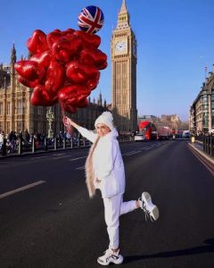 صویری از آزاده زارعی، بازیگر سریال آوای باران روز ولنتاین را در کنار برج ساعت بیگبن لندن