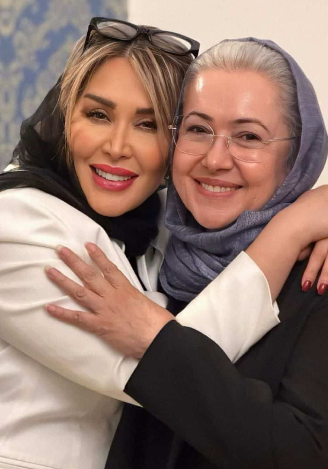 سارا منجزیپور در کنار مادر جوانش