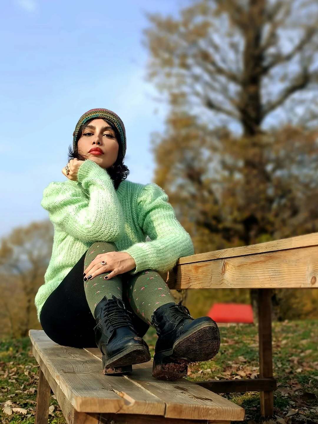 «آذین رئوف» در طبیعت گیلان با استایل پاییزی و متفاوت؛ تلفیق رنگ و هنر در دل جنگل