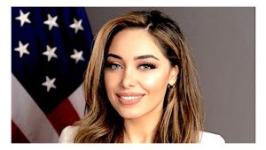 مورا نامدار، وکیل-مدل زن ایرانی، مسؤول ویزا و پاسپورت آمریکا شد