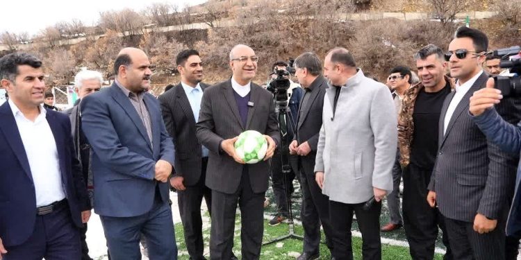  افتتاح زمین چمن فوتبال و استخر باحضور استاندار در شهرستان روانسر 