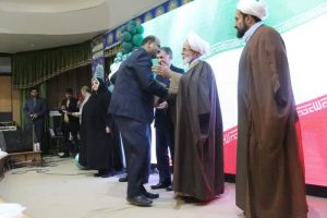 تقدیر از حمیدرضا عزتی مدیرکل ورزش و جوانان توسط امام جمعه در جشن ازدواج دانشجویی در کرمانشاه