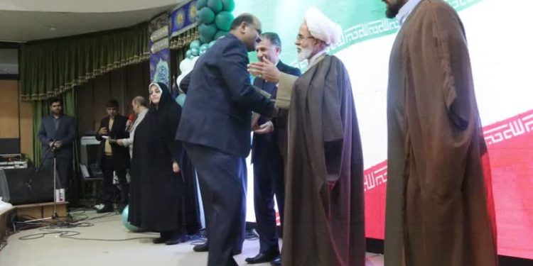 تقدیر از حمیدرضا عزتی مدیرکل ورزش و جوانان توسط امام جمعه در جشن ازدواج دانشجویی در کرمانشاه