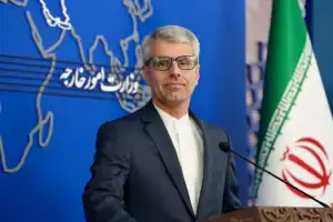 نمایی از ساختمان سازمان ملل در ژنو محل برگزاری دور سوم مذاکرات غیرمستقیم ایران و آمریکا با پرچمهای دو کشور در نمای دور