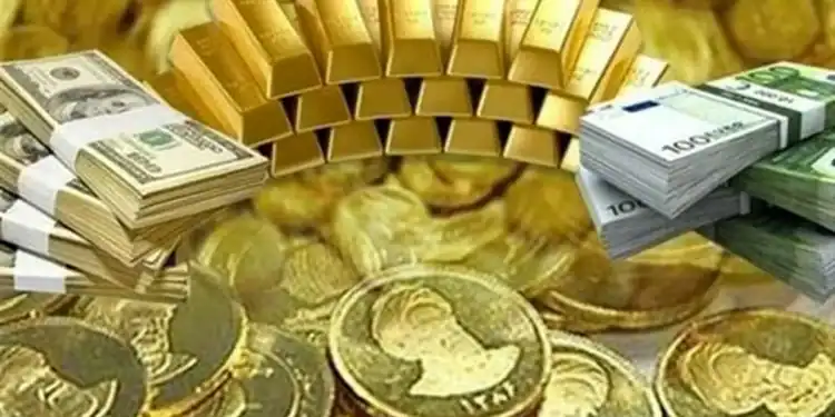 تصویر شمش‌های طلا و سکه‌های طلا در کنار نمودار قیمت و اسکناس دلار آمریکا که نمایانگر رابطه معکوس قیمت طلا و شاخص دلار است.