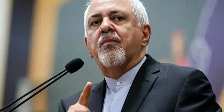 محمدجواد ظریف خطاب به دختری که عکسش را آتش زد: به شما افتخار می‌کنم 
