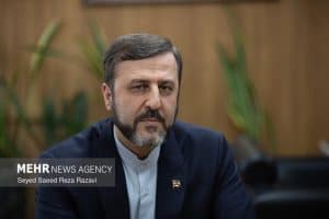 نمایشگر گوشی با حساب کاربری حذف تیک آبی شده کاظم غریبآبادی در شبکه اجتماعی ایکس؛ واکنش به سانسور حسابهای رسمی ایران