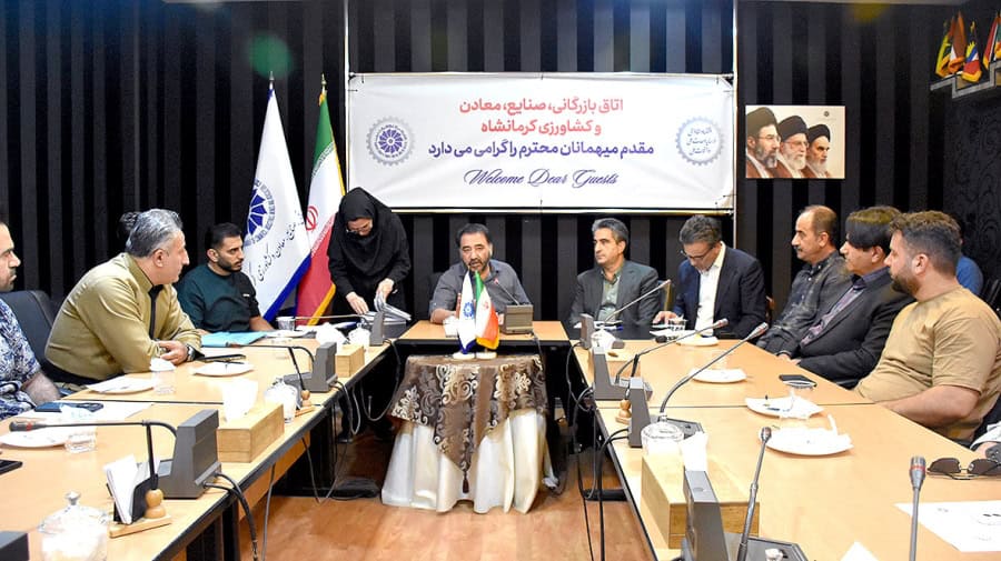 هشتمین جلسه توجیهی کارت بازرگانی با حضور رئیس اتاق کرمانشاه در حال برگزاری