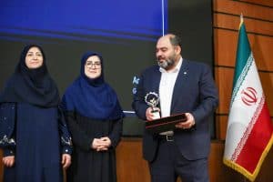 مراسم اهدای تندیس واحد صنعتی سبز کشور به دکتر امیر اکبری مدیرعامل پتروشیمی جم در بیستوپنجمین همایش صنعت، معدن و خدمات سبز با سخنگوی دولت از طرف رئیسجمهور