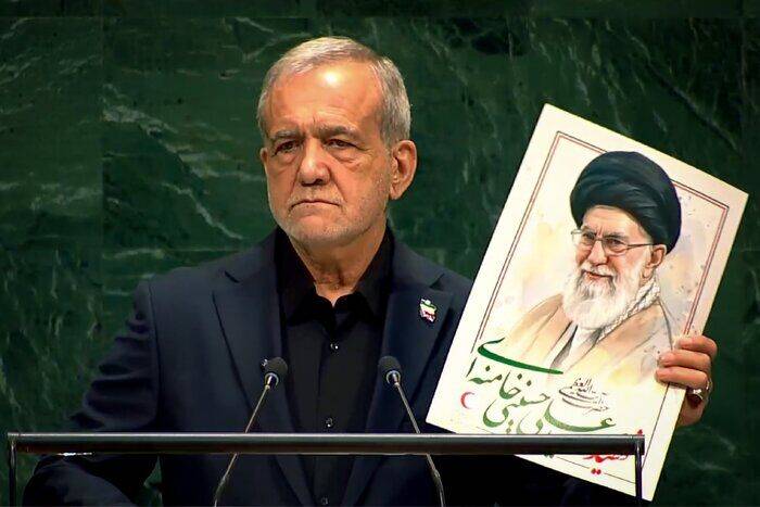 دکتر مسعود پزشکیان در حال سخنرانی در مجمع عمومی سازمان ملل متحد با نمایش تصویر کودکان شهید میناب