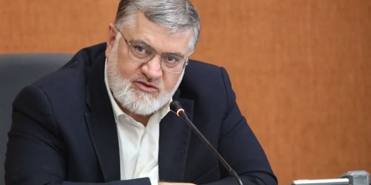 نشست بررسی نظام مسائل گذرگاه‌های هم‌سطح قطار حومه‌ای تهران–پیشوا–گرمسار با حضور محمدصادق معتمدیان استاندار تهران و جبارعلی ذاکری مدیرعامل راه‌آهن